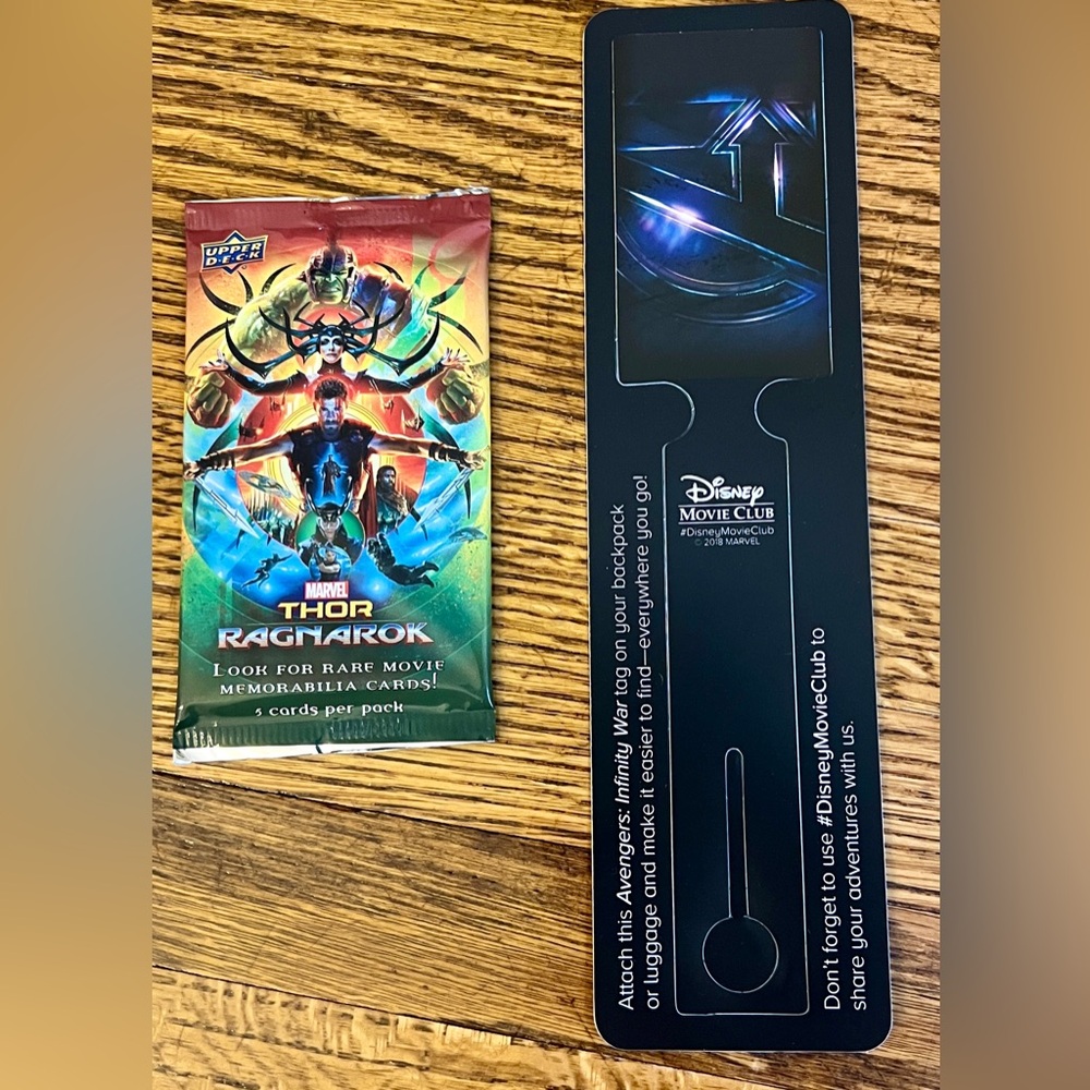 Disney Movie Club Thor Ragnarok Upper Deck card 5-pack + collectible luggage Tag